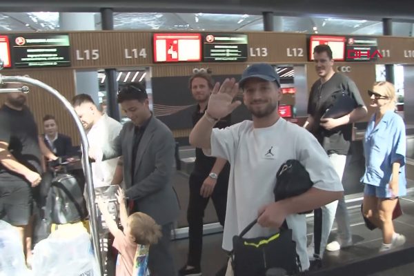 İstanbul’a Veda: Yıldız Futbolcu Takımdan Ayrıldı ve Yeni Rotasını Belirledi